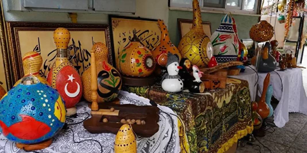 Amatörce başladı kendini geliştirdi: Su kabakları onun elinde şekil buluyor! 3